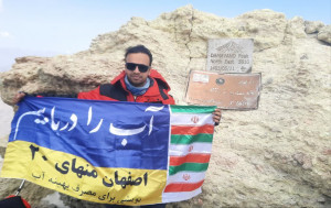 پرواز دوباره «پویش مردمی اصفهان منهای 20» بر قله دماوند