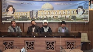 بر دستان پر تلاش کارگران ذوب‌آهن بوسه می‌زنم