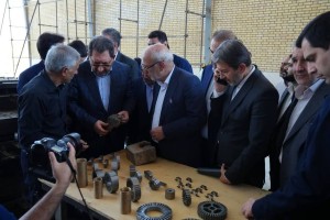 وزیر صمت از واحد صنعتی آسیب‌دیده در استان اصفهان بازدید کرد