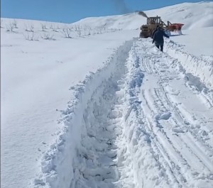 تلاش طاقت‌فرسای نیروهای آبفا و راهداری چادگان