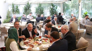 نشست هم‌ اندیشی مهندس جعفرپور با پیمانکاران مخابرات در موزه زمان برگزار شد