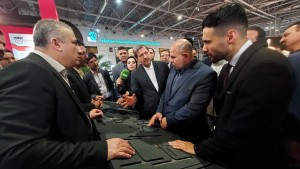 بازدید استاندار و رئیس شورای استان بصره از غرفه ذوب‌آهن در نمایشگاه متالکس